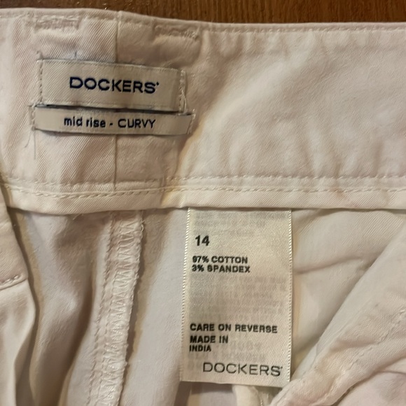 Dockers white mid rise curvy capris. - Picture 5 of 6